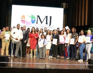 Ministra de la Juventud entrega beca a 1,162  jóvenes de programa