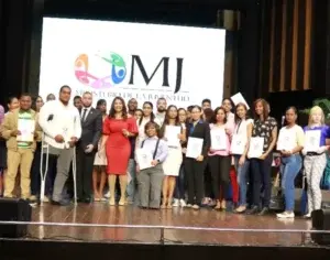 Ministra de la Juventud entrega beca a 1,162  jóvenes de programa