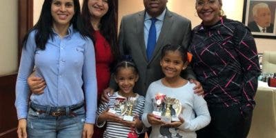 Ministro  recibe a hermanas  campeonas de patinaje