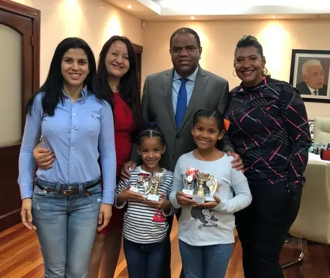 Ministro  recibe a hermanas  campeonas de patinaje