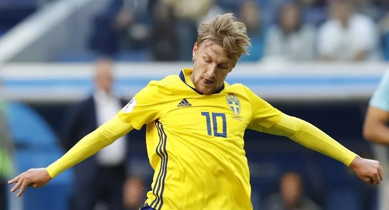 Emil Forsberg dispara a portería para el gol ganador. AP