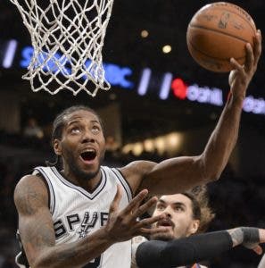 Kawhi Leonard aprueba examen físico con los Toronto Raptors