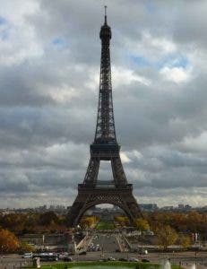 Segunda jornada de cierre de la Torre Eiffel por una huelga del persona