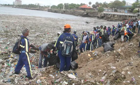 Contaminación: ‘Beryl’ arrastró al malecón la basura tirada en los ríos Ozama e Isabela
