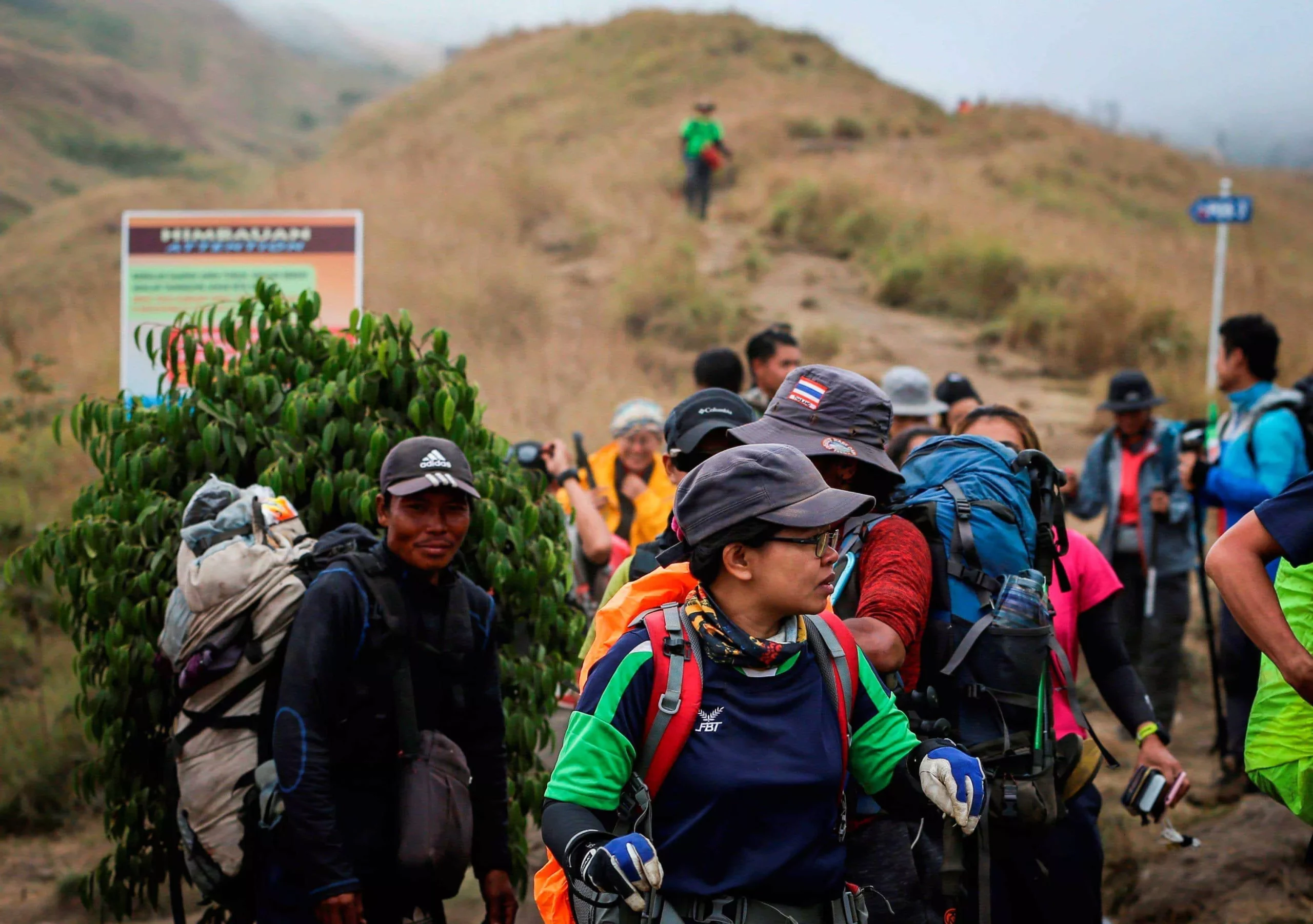 Indonesia evacúa más de 540 montañeros atrapados en volcán de la isla