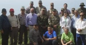 El ministro de Defensa, Paulino Sem, junto a altos oficiales militares que realizaron un recorrido por la frontera con ejecutivos de medios periodísticos.