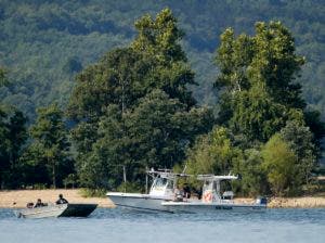 Socorristas patrullan una zona cerca del lugar donde se hundió un vehículo anfibio, lo que resultó en la muerte de 17 personas, en el lago Table Rock en Branson, Missouri. (AP Foto/Charlie Riedel)