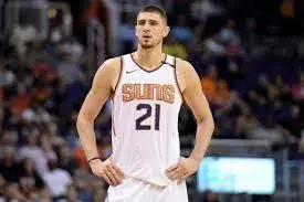 Pívot Alex Len pacta acuerdo de dos años con los Hawks