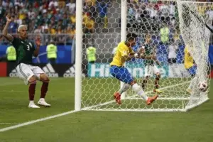 Brasil derrota 2-0 a México y se mete en cuartos de final