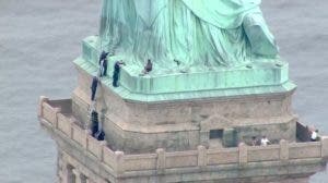 Comparece ante juez mujer que trepó a Estatua de la Libertad en protesta por separación de inmigrantes