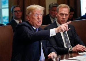 El presidente Donald Trump habla en la reunión de gabinete del 18 de julio de 2018 en la Casa Blanca, Washington. A su lado, el subsecretario de Defensa Patrick Shanahan. (AP Foto/Pablo Martinez Monsivais)