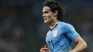 Edinson Cavani toca el balón, pero sigue en duda que pueda jugar