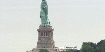 Mujer escala la base de la Estatua de la Libertad en protesta por la política inmigratoria de EEUU