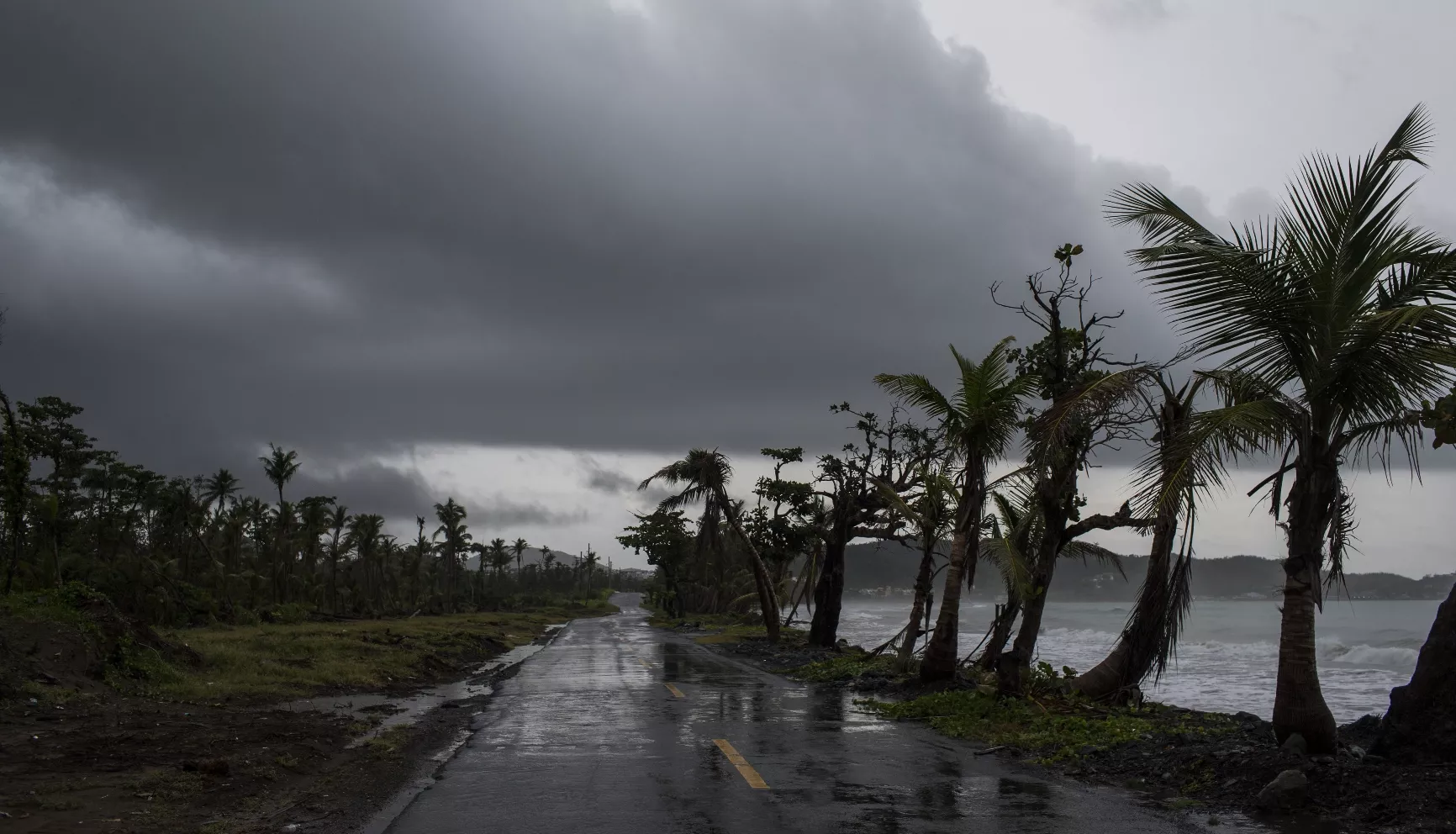 Apagones e inundaciones golpean a Puerto Rico