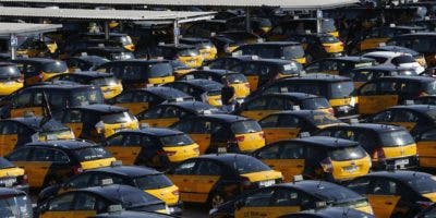 La huelga de taxistas contra Uber y Cabify se extiende por España