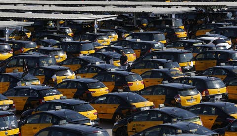 La huelga de taxistas contra Uber y Cabify se extiende por España