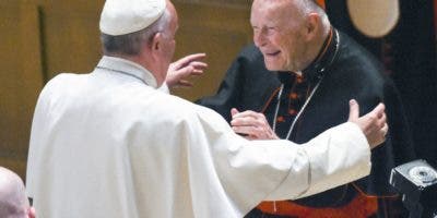 El papa ordena la reclusión de cardenal McCarrick hasta juzgarle por abusos sexuales