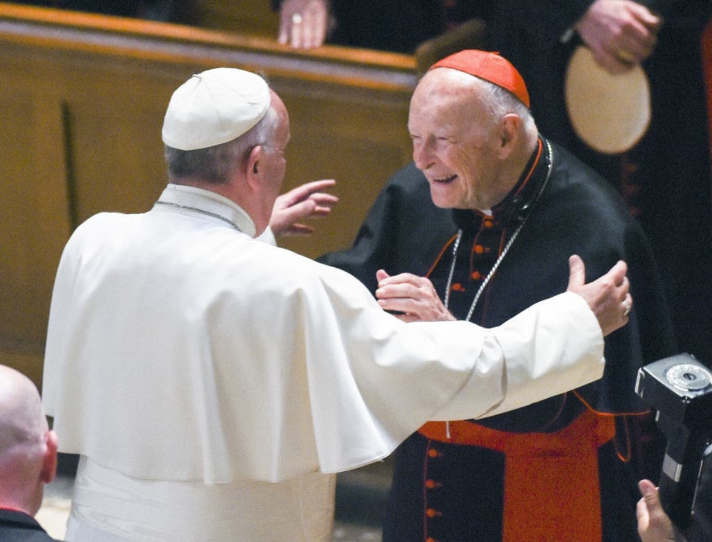 El papa ordena la reclusión de cardenal McCarrick hasta juzgarle por abusos sexuales