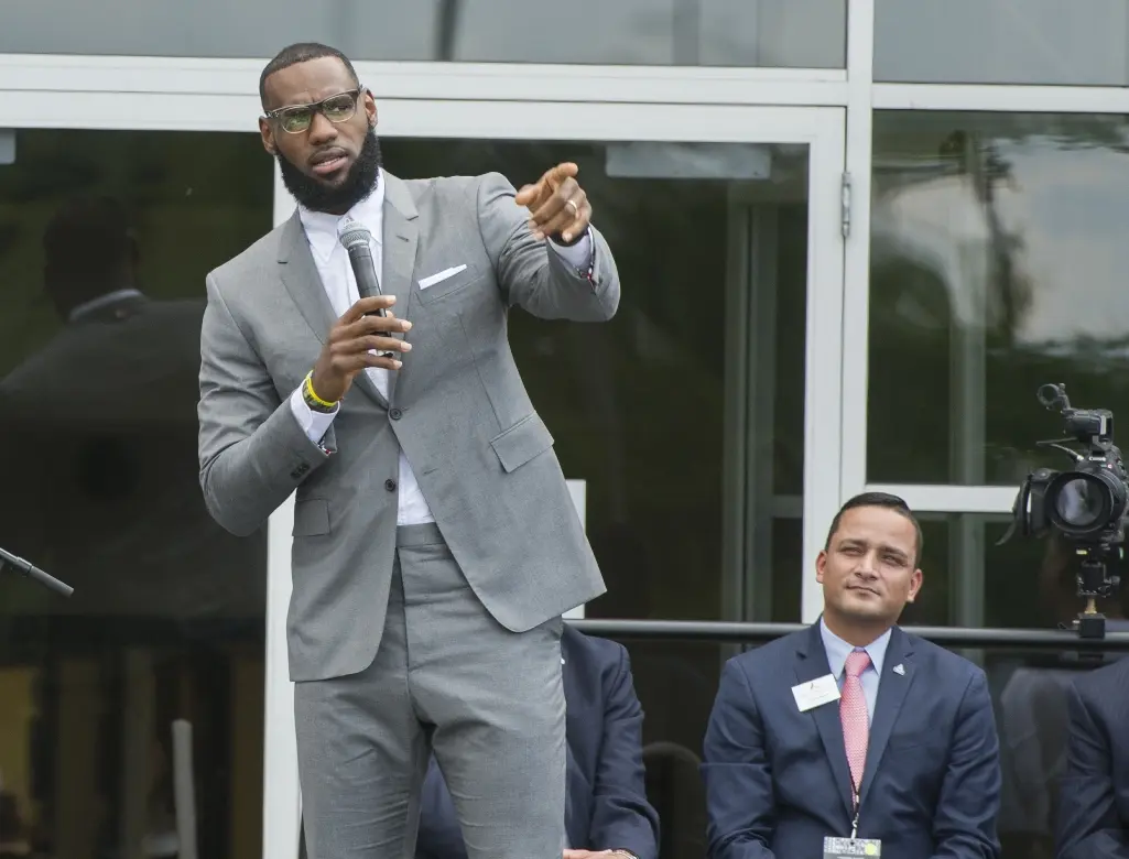 LeBron James funda escuela como parte de su legado en Cleveland