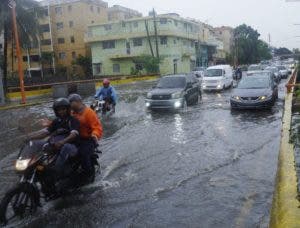 Onda tropical se aleja; lluvias se reducirán este miércoles