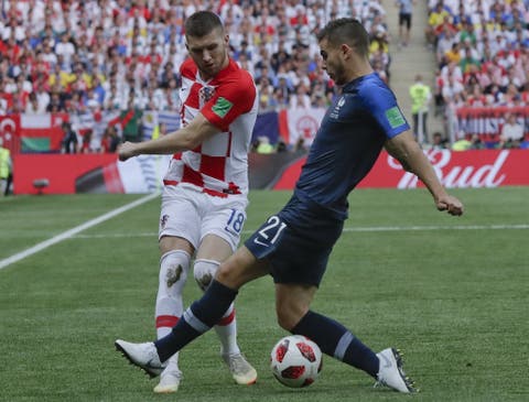 Francia vence 2-1 al descanso con gol en propia meta y penalti