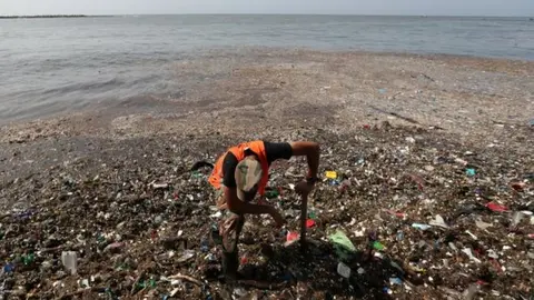 Las impactantes imágenes de la marea de toneladas de basura que cubrió algunas playas de RD