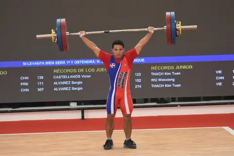El pesista dominicano Luis García gana oro en arranque de los 56kg e impone nuevo récord