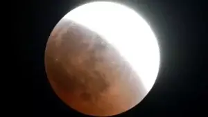 Eclipse de Luna: las espectaculares imágenes de cómo se está viendo en el mundo el fenómeno de este tipo más largo del siglo XXI