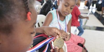 Desarrollan premio para combatir la deserción escolar