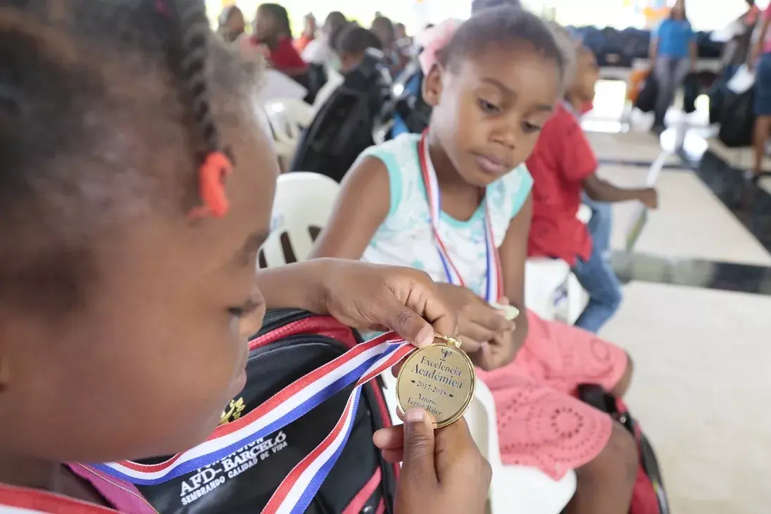 Desarrollan premio para combatir la deserción escolar