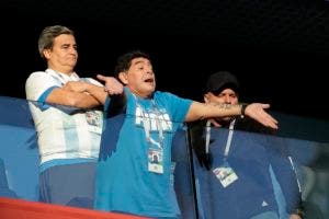 El retirado futbolista argentino Diego Maradona saluda a aficionados previo al partido entre Argentina y Nigeria en la Copa Mundial en San Petersburgo, Rusia, el martes 26 de junio de 2018. (AP Foto/Petr David Josek)