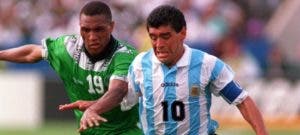 Maradona en plena acción frente a Nigeria (1994).