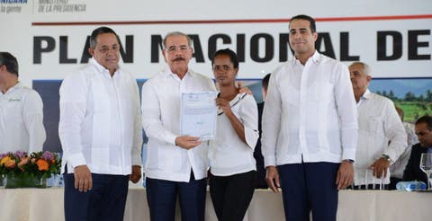Presidente Danilo Medina entrega 457 títulos definitivos de parcelas y solares en Monte Plata