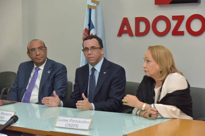 Andrés Navarro firma alianza público-privada con zonas francas para mejorar politécnicos