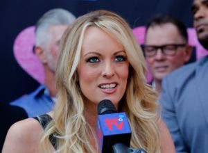 Stormy Daniels, la actriz porno que mantiene una batalla legal contra Trump, es arrestada «por dejar que la tocara un cliente»