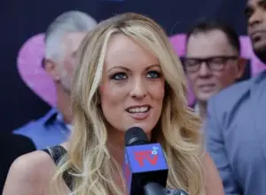 Stormy Daniels, la actriz porno que mantiene una batalla legal contra Trump, es arrestada «por dejar que la tocara un cliente»