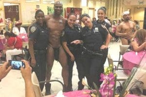 Suspenden policías dominicanas del Alto Manhattan posaron con stripper