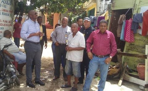 Alcalde Santo Domingo Este instruye a reparar viviendas afectadas por Beryl en Villa Duarte