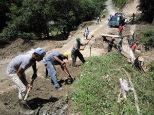 Los moradores realizan trabajos para rellenar hoyos con material y evitar accidentes en la zona. Fuente externa