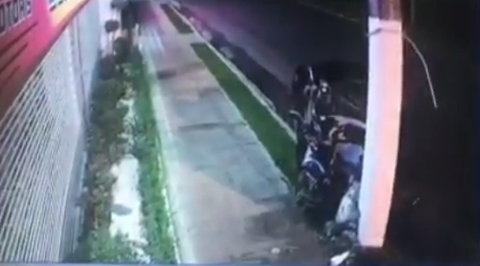 Video: vehículo se estrella contra poste de electricidad; pasajeros salen ilesos