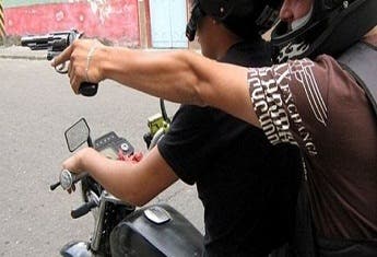 Video: Pistoleros a bordo de una motocicleta ultiman dos hombres en Santiago