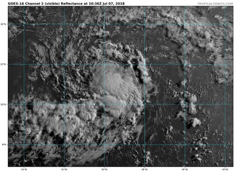 El huracán Beryl se debilita rumbo a las Antillas Menores