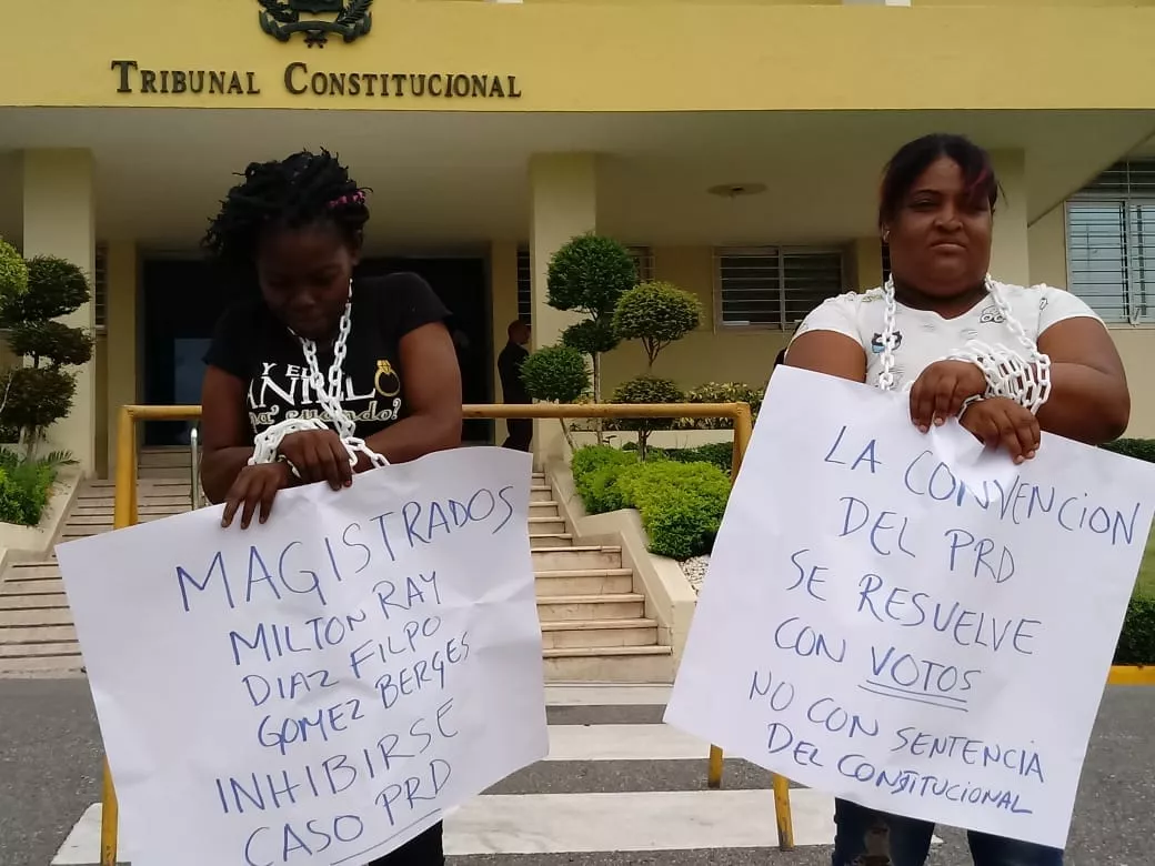 Varias mujeres del PRD se encadenan frente al Tribunal Constitucional