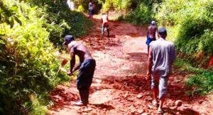 Ante abandono de las autoridades, agricultores de Rancho Ambrosio arreglan a mano caminos vecinales