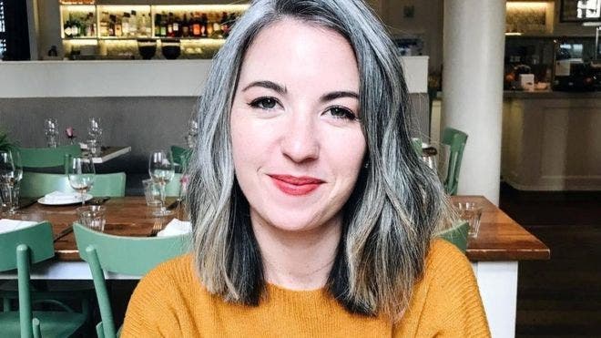 Por qué cada vez más mujeres jóvenes deciden lucir su pelo gris natural
