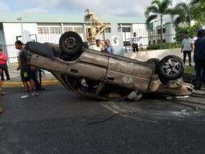 Hombre sale ileso tras volcarse carro en que viajaba luego de chocar con otro vehículo