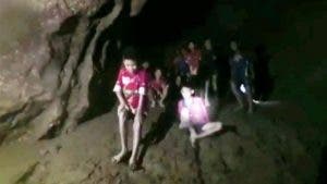 En cuarentena y con gafas de sol, así se encuentran los niños rescatados de la cueva en Tailandia