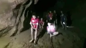 En cuarentena y con gafas de sol, así se encuentran los niños rescatados de la cueva en Tailandia