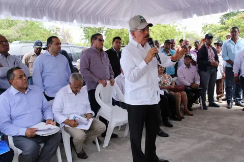Presidente Danilo Medina promete apoyo a productores de Pedernales