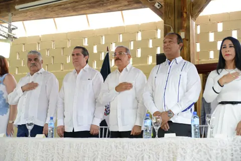 Danilo Medina asiste a inauguración de complejo ecoturístico de Antonio Marte